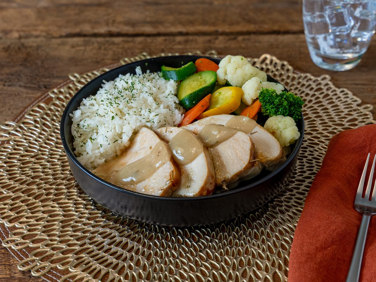 Sliced roast with rice and vegetables