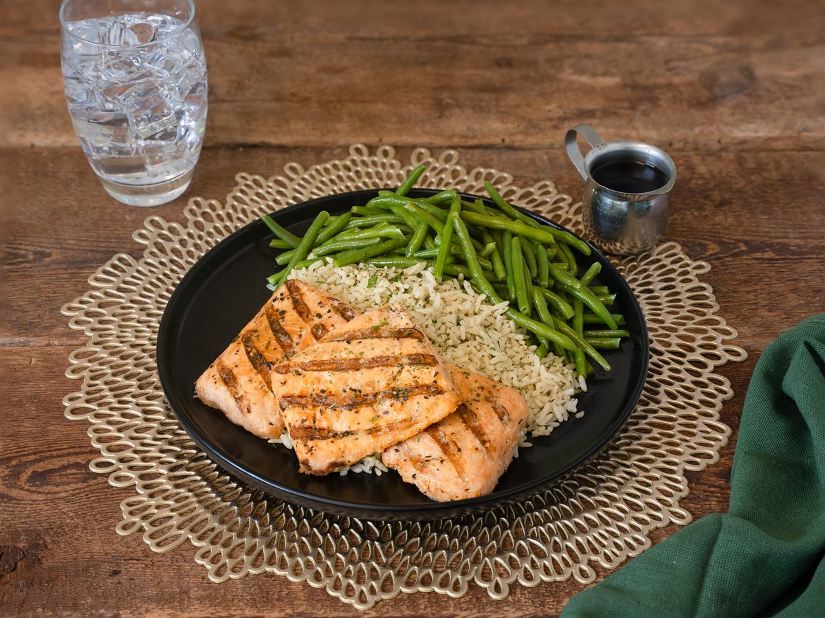 Grilled salmon with rice and green beans